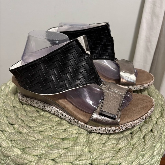 Modzori Kleo Black/White Vegan Leather Low Wedge Reversible Slide Sandal NWOB - Picture 2 of 8